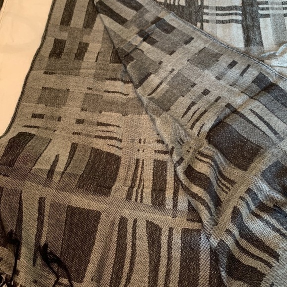 💐5/25 thick warm scarf wrap neutral gray black plaid soft nice quality - Picture 7 of 9